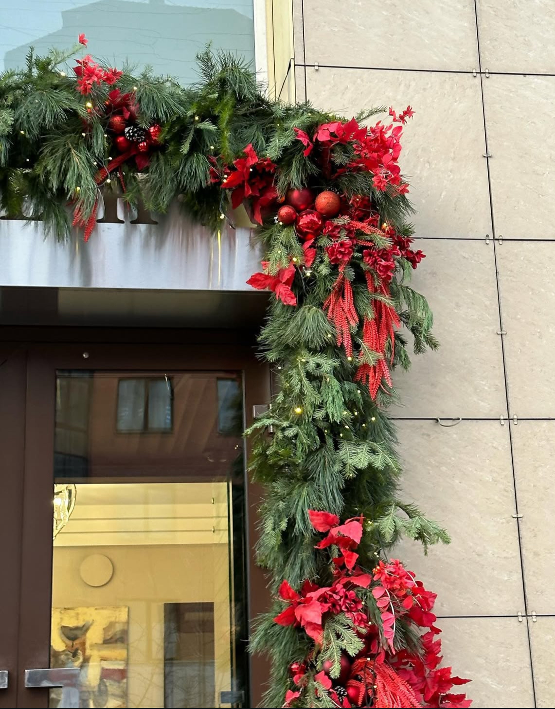 Vitrine de Noël – décoration florale et scénographie